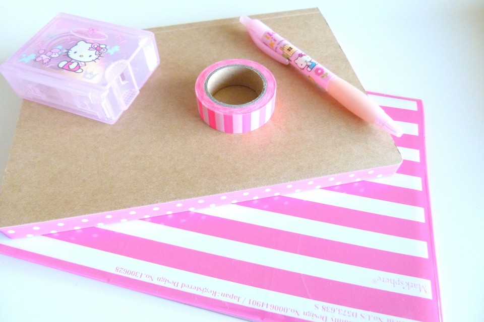 Dérouleur scotch et stylo Hello Kitty (ramené du Japon) - Masking tape Hema - Cahier à pois Paperchase - Cahier rayures Mark'Sphere